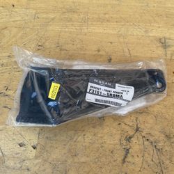 2018,2019,2020,2021 Nissan Kicks Front Left Fender Lower Molding Bracket