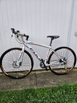 Fuji Sportif 1.3 disc road bike