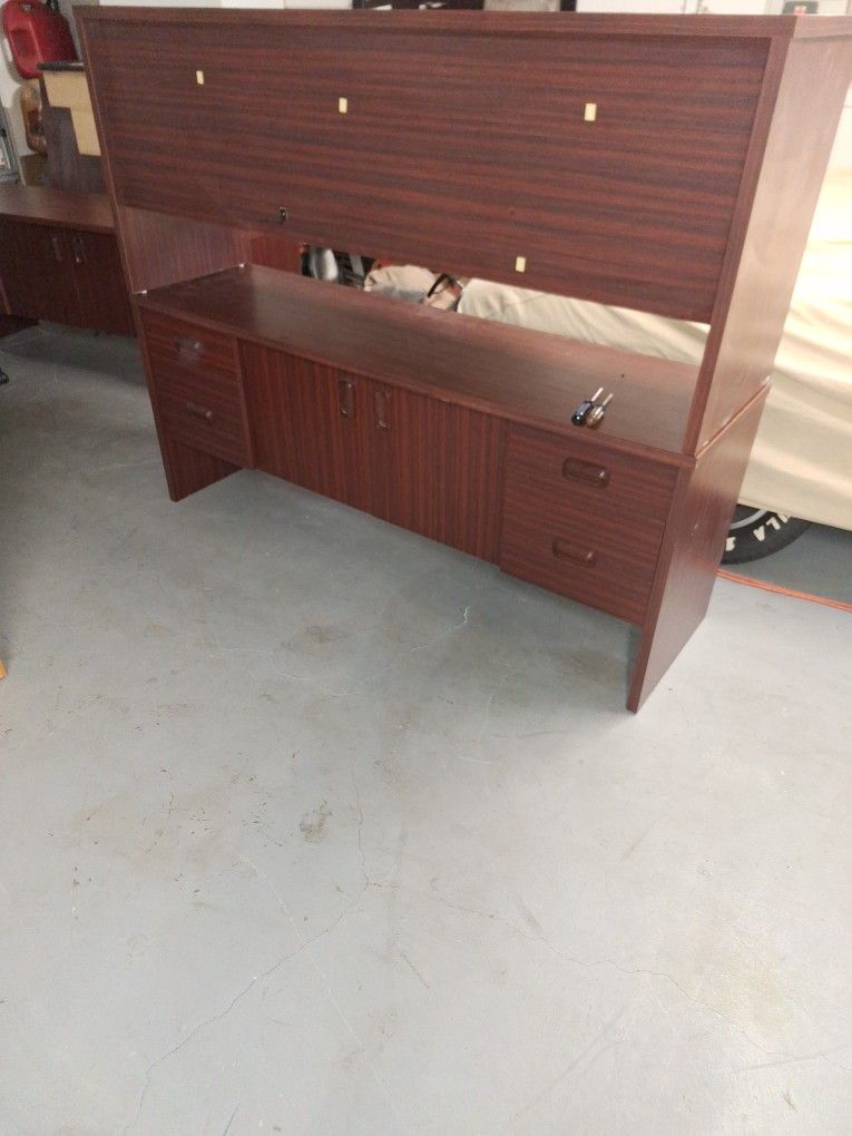 Office credenza desk. 3