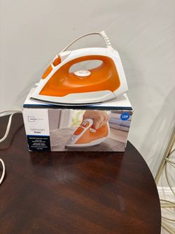 Mainstays Lightweight Handheld Steam Iron (1100 Watts)