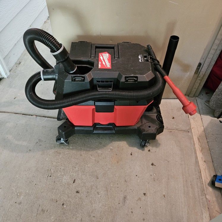 Milwaukee M18 6 Gal Cordless Wet/dry Shop Vac, Hose for Sale in Duluth