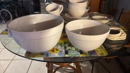 Gallery Mixing Bowls, The Large One I’ve Believe Is 5 Quarts Very Large Then The Other One, Possibly 3 Quarts No Chips