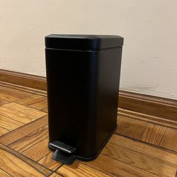 Small Kitchen/Bathroom Trash Can with Step Peda