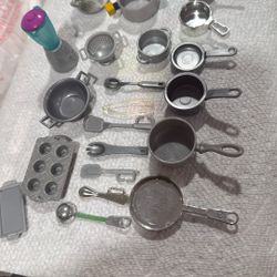 BARBIES POTS N PANS 