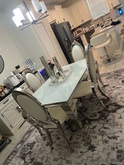 Dining room with 4 chairs