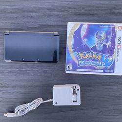 Nintendo 3DS W/ Charger & Pokémon Game 