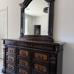 Dresser/nightstand