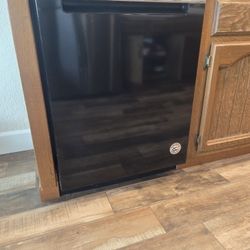 Whirlpool Dishwasher -black