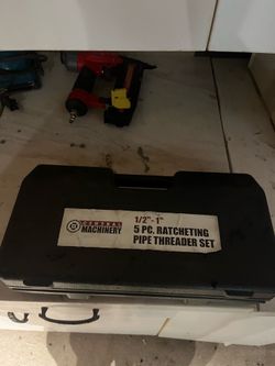 Central Machinery 5-piece ratcheting pipe threader set