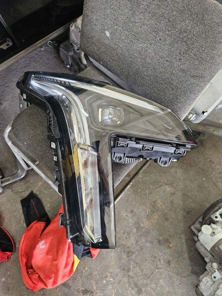 Cadillac XT4 2020 Headlights
