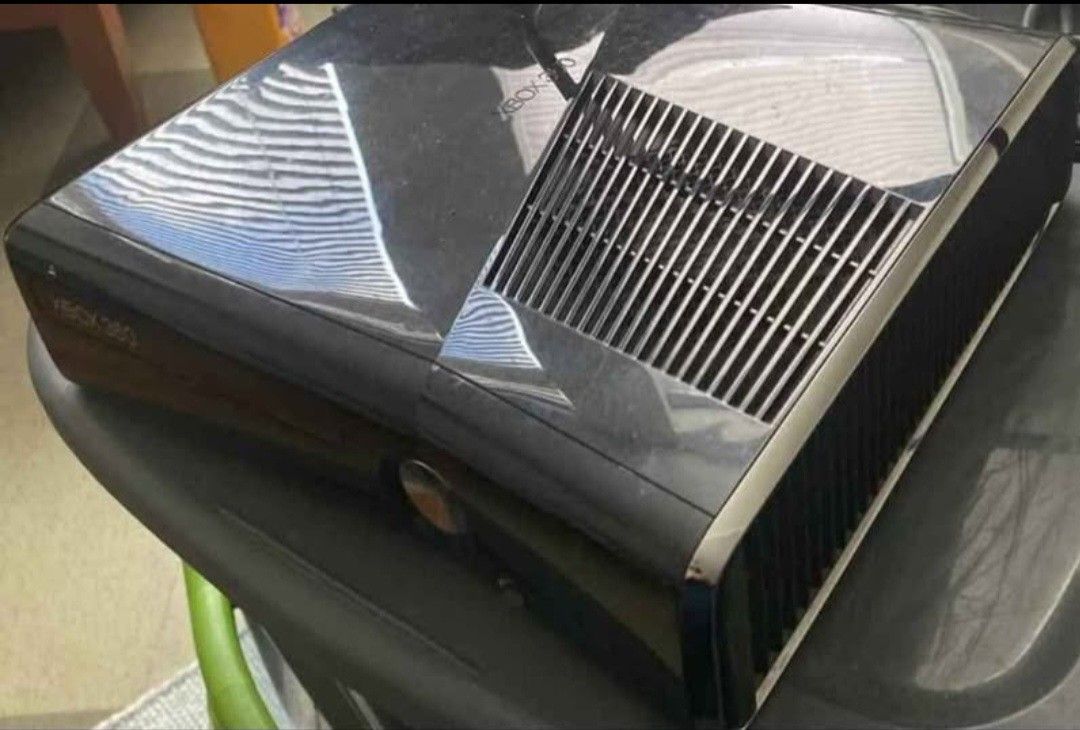 Xbox 360 W/ Camera WiFi And Brand New Controller