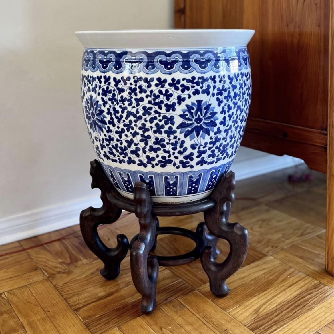 Chinoiserie: two large blue and white porcelain cache-pots with wooden stands