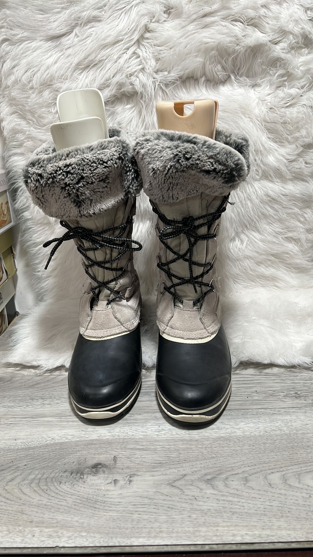 Khombu Emily Women's Rubber Sole and Fur Trimmed Lace Up Winter Boots sz 11