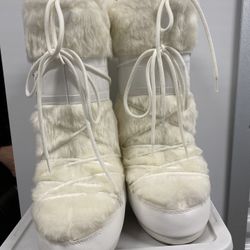 White Moon Boots – Women’s US 7 (EU 37–38)