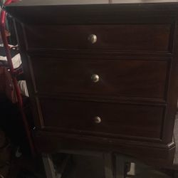 Used queen size bedroom set