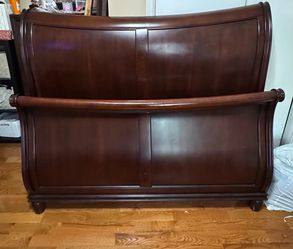 Sleigh bed/Queen