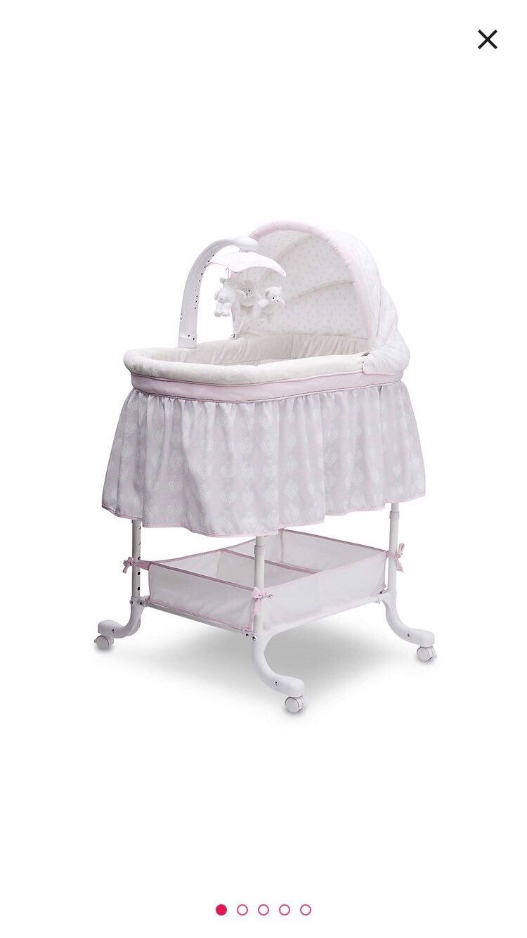 Simmons Kids Silent Auto Gliding Deluxe Bassinet Description