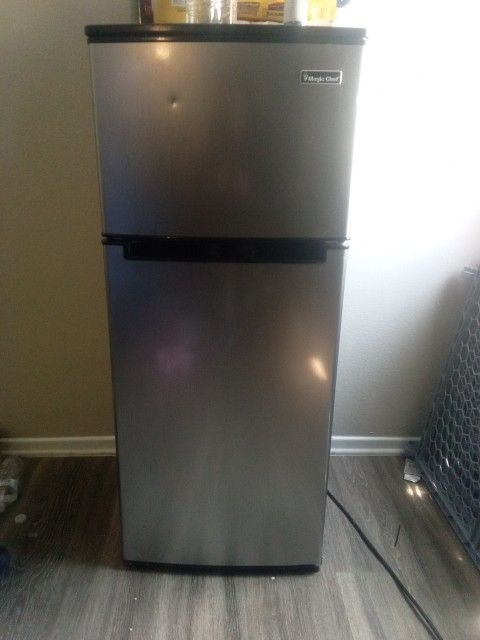 Magic Chef Refrigerator Black,Grey,Hmdr450se