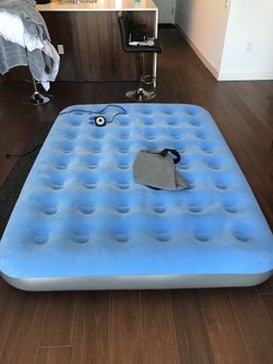 Inflatable mattress with motor