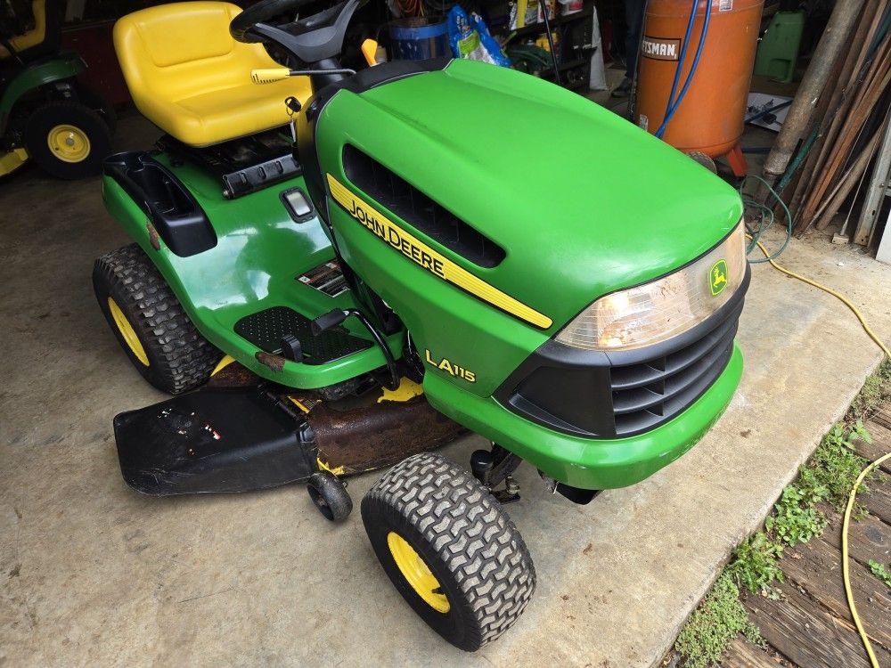 Johndeere Riding Mower. Low Hrs