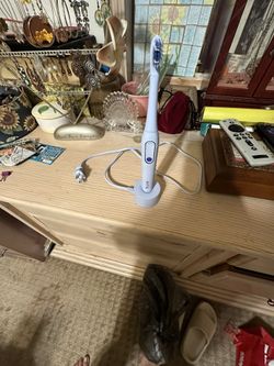 Hum Kids Electric Toothbrush. Comes With 4 Replacement Heads Still Unopened. $10 Or Best Offer. Make Me An Offer