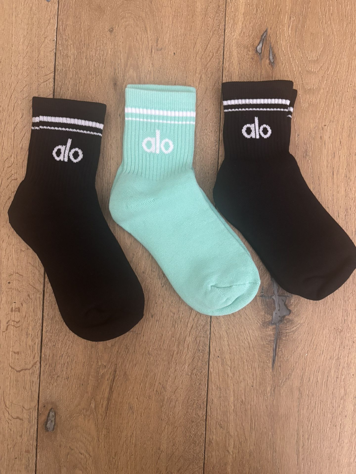 3 pack Alo Yoga Unisex Throwback Socks Brand New