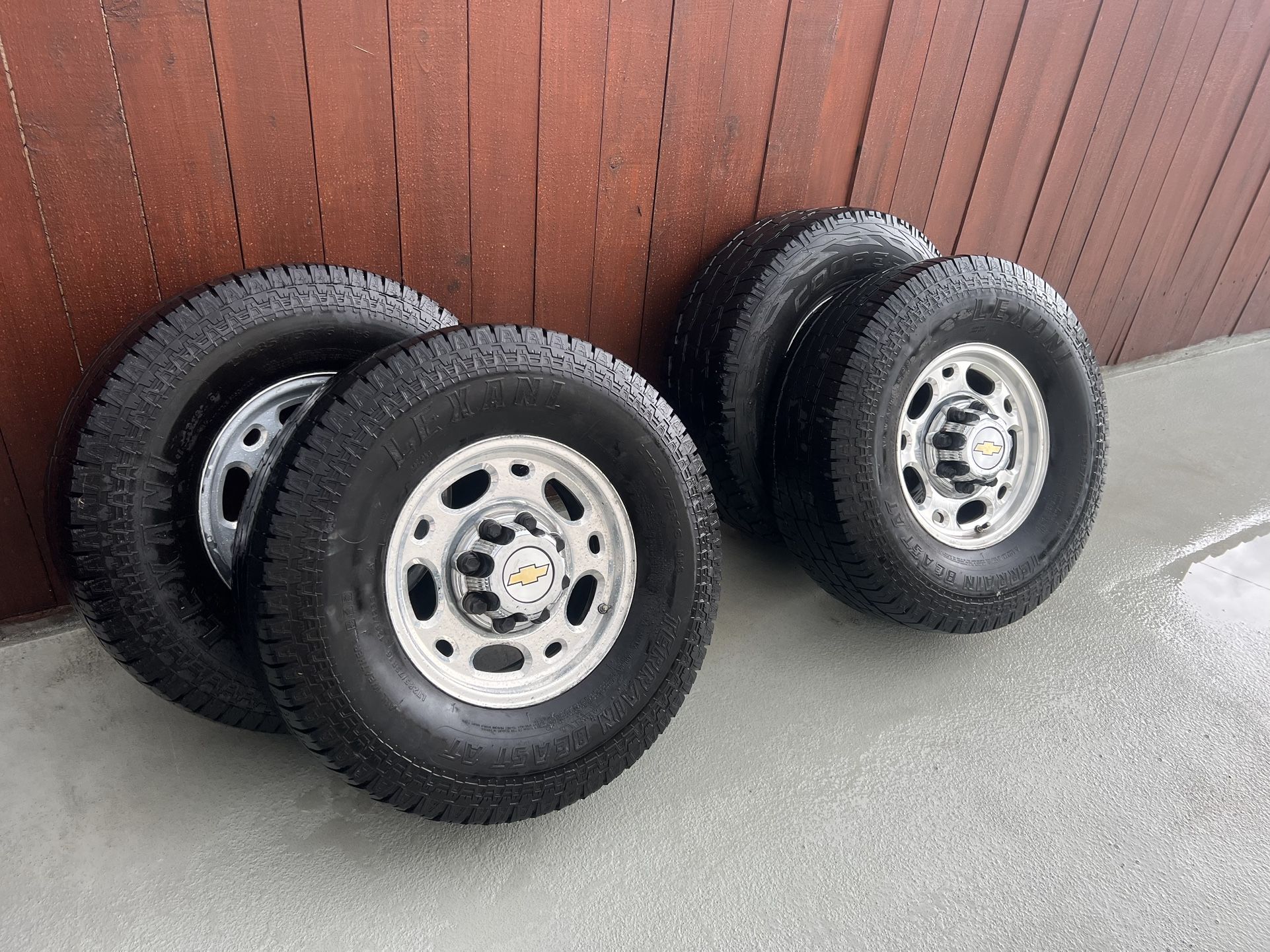 16" Chevy Silverado 2500 Hd rims tires!!!!!!