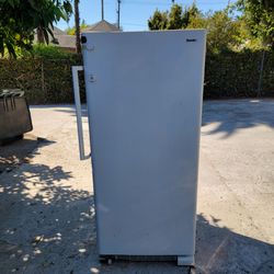 Danby Designer 16.7cu Uprightt Freezerr