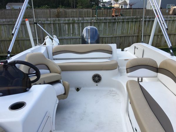 2017 deck boat starcraft like new