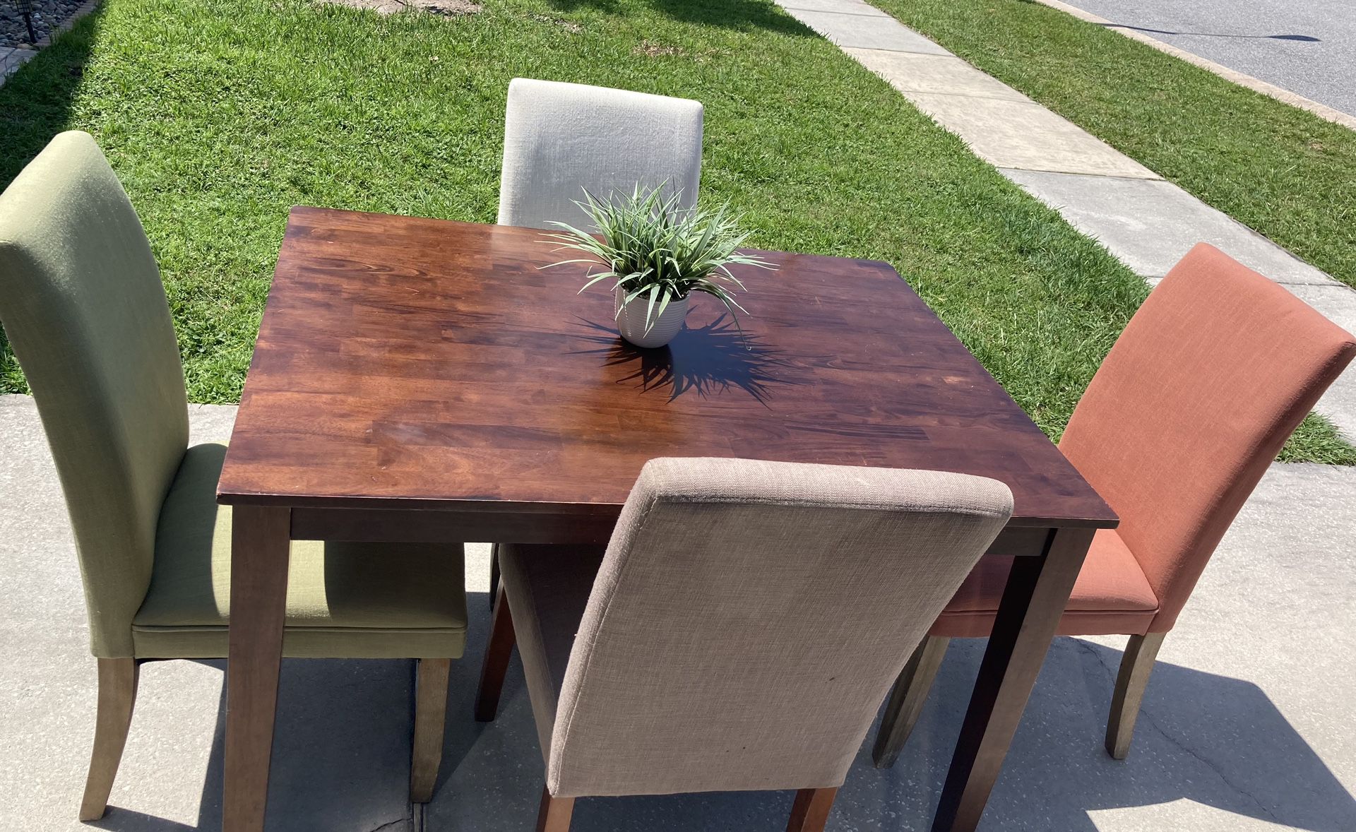 Beautiful dining room table and chairs for sale