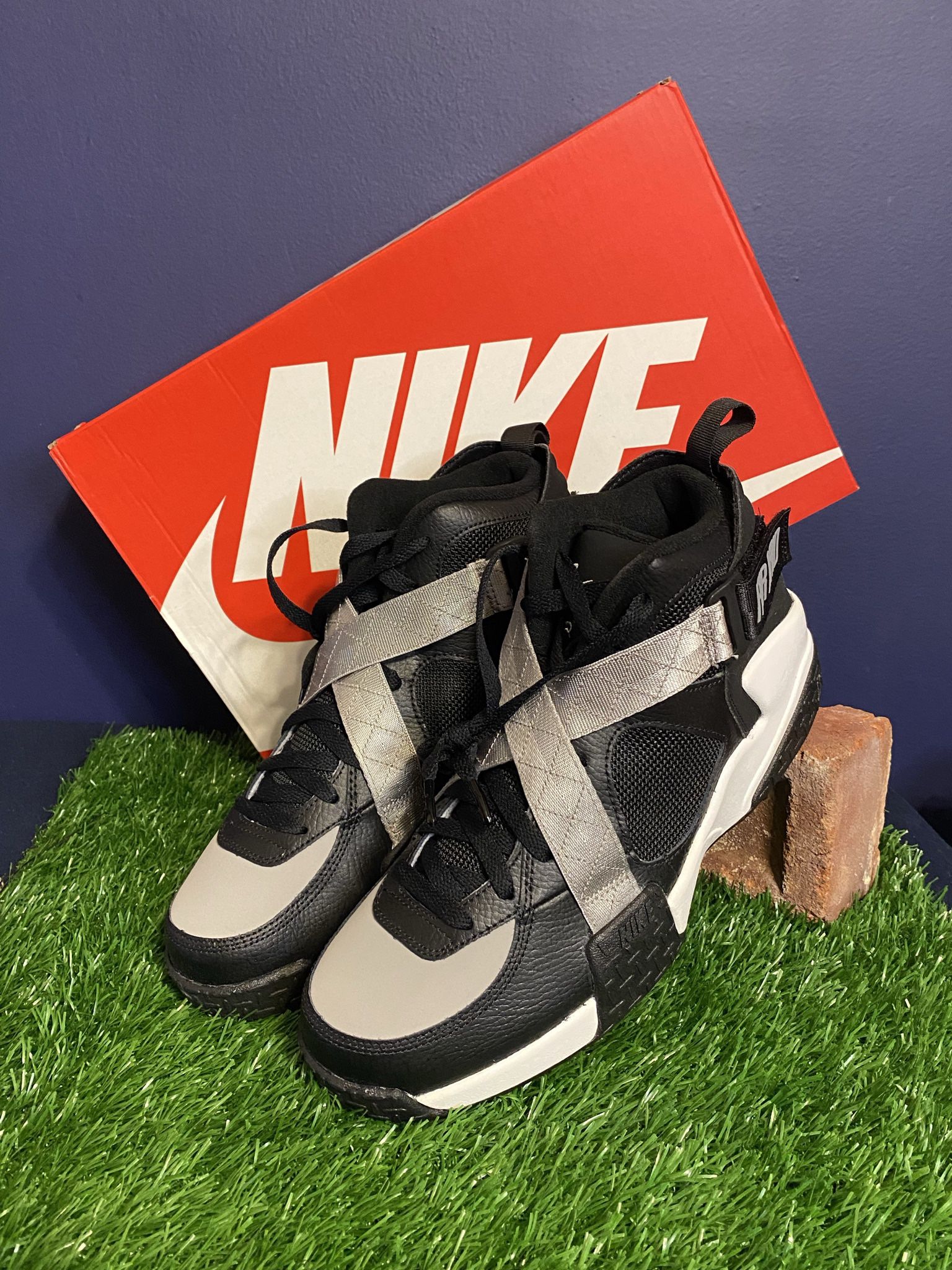 Vintage 1992 Nike Air raid basketball shoes. These