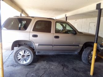 Grey Chevy Tahoe 2006