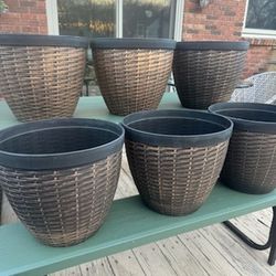 Very nice six pots for plants heavy plastic brand new