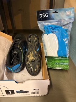 free Boys soccer cleats shoes Size 1/ Medium socks