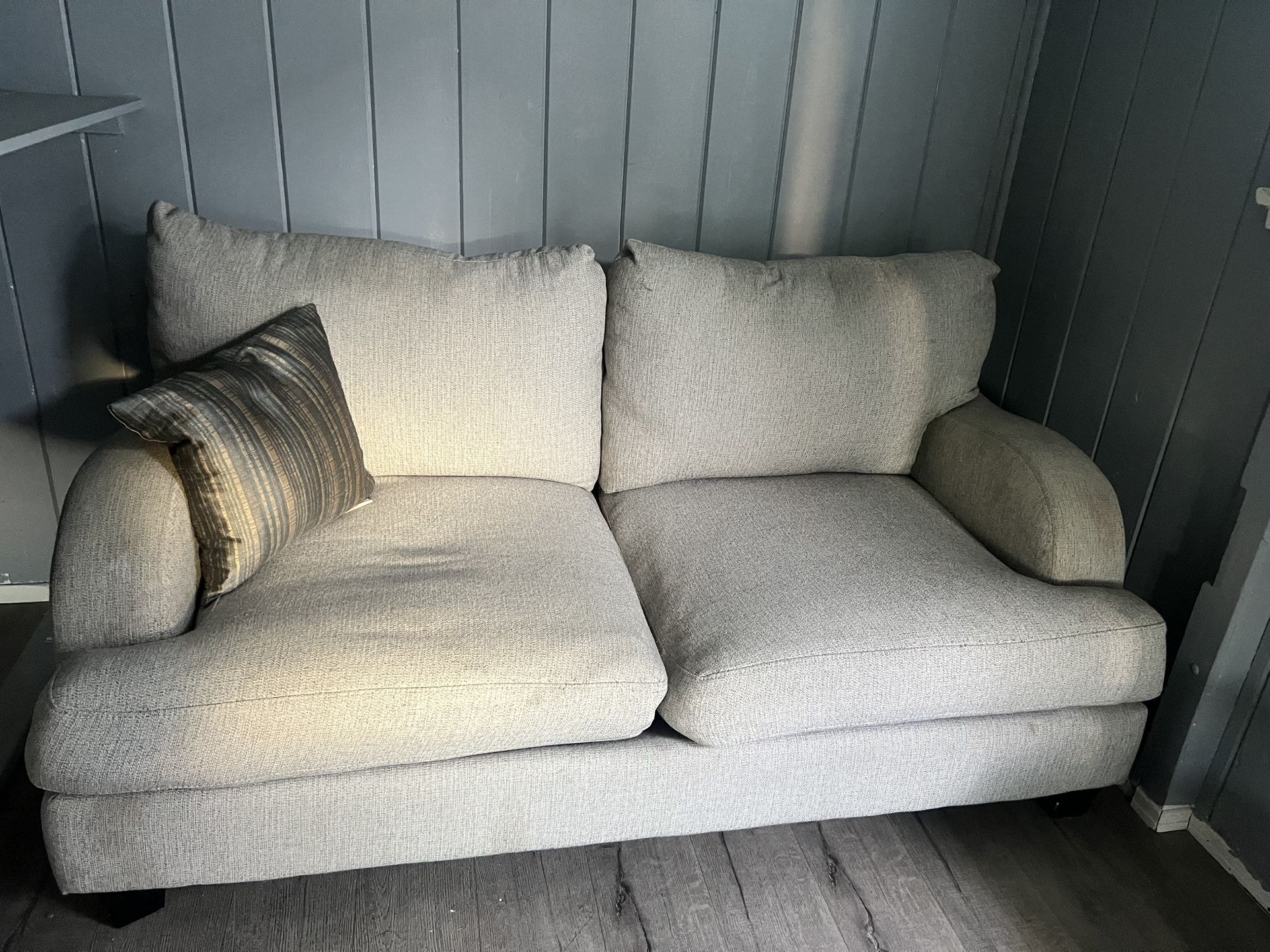 COUCH IN EXCELLENT CONDITION 