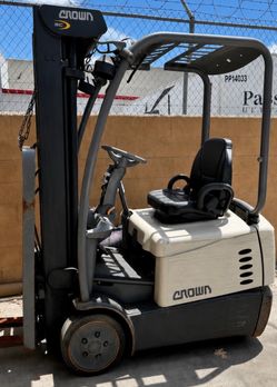 Crown Electric Forklift (needs a battery)