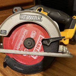 DeWalt 20V MAX 6-1/2 inch circular saw, Battery and Diablo Included
