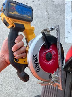 DEWALT 20V MAX cordless circular saw