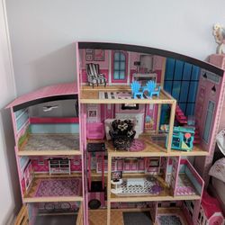 Doll House And Lot of Dolls