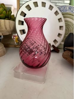 Vintage Pilgrim Cranberry Glass Optic Swirl Ribbed 6" Vase