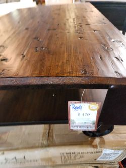 Cocktail Table. Looks Like New.  