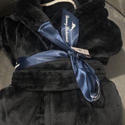 Tommy Bahama Plush Black robe!