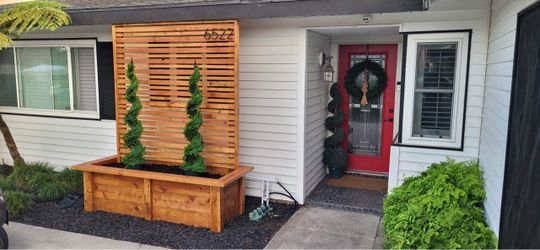 Custom Beautiful privacy wall Tomato Tower Planter Box Garden Bed Decor Outdoor Design cedar redwood