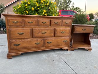 Solid Wood Mid Century Vintage Dresser Chest of Drawers and Nightstand Set Great Condition