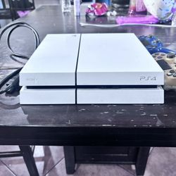 PS4 slim glacier white 1tb & 2 Controllers 