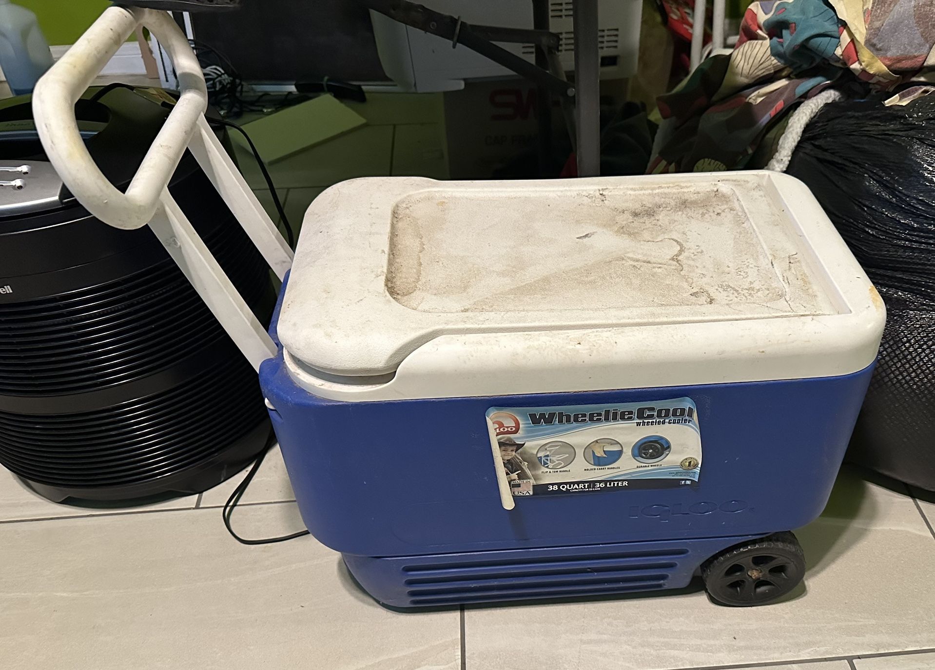 Wheelie Cooler brand Igloo Medium Size  Blue / Hielera