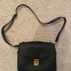 Used Purses And Sunglasses 