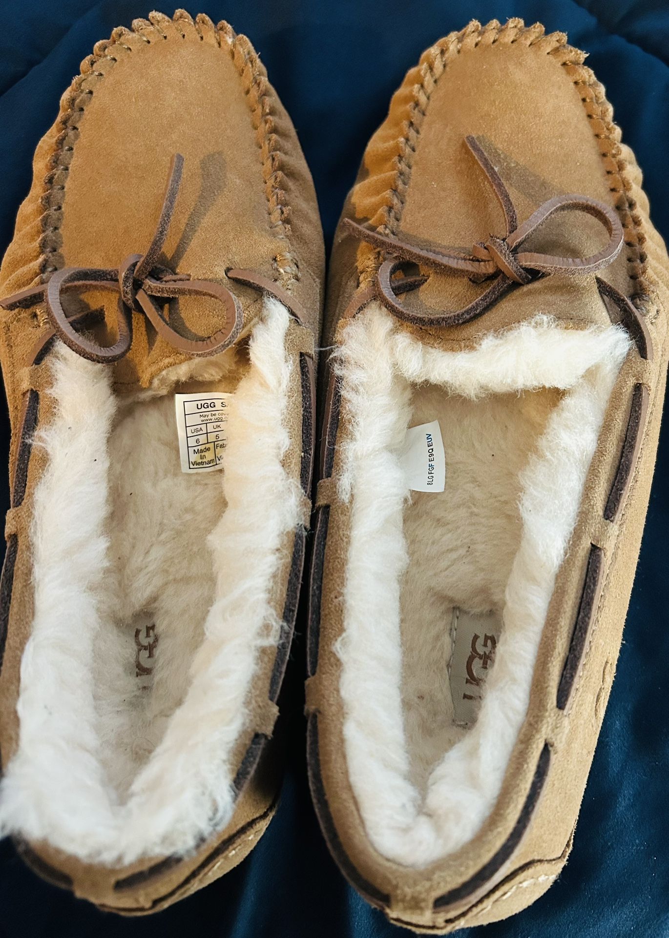 UGG SZ6 Women's Slippers BRAND NEW
