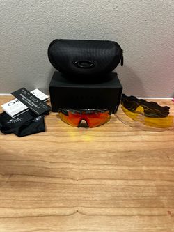 Oakley Sunglasses with Extra Lenses and Case Mens/Womens