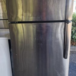 GE stainless Steel Refrigerator 